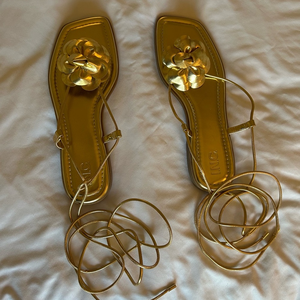 STUNNING FLAT GOLD FLORAL GLADIATOR SANDALS - Picture 2 of 8